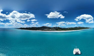 katamaran vor dem strand von berchida
