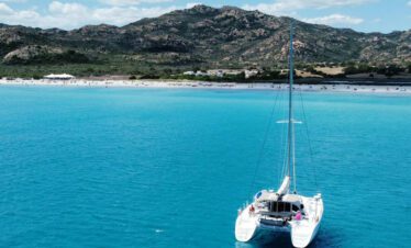 Katamaran Discovery vor Sardinien – Angebote für Tagestour und Mehrtagestörn mit Übernachtung