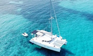 Drohnenaufnahme des Catamaran Discovery – Katamaran mit exklusiven Angeboten für Tages- und Mehrtages-Segeltörns mit Übernachtung ab La Caletta nahe Olbia.