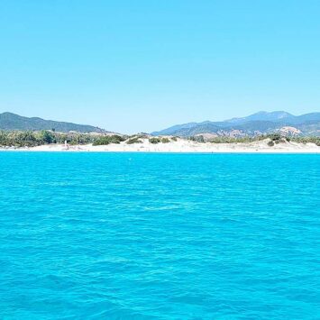 segelrevier strand von berchida kristallklares wasser