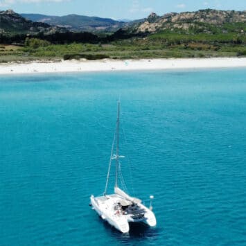Badestopp mit Katamaran vor dem Strand von Berchida