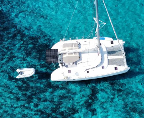 Luftaufnahme vom Katamaran vor der sardischen Küste bei einer privaten Bootstour