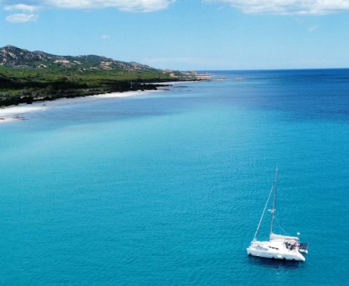 Katamaran Tour entlang des weißen Traumstrands Berchida, richtung Süd Sardinien