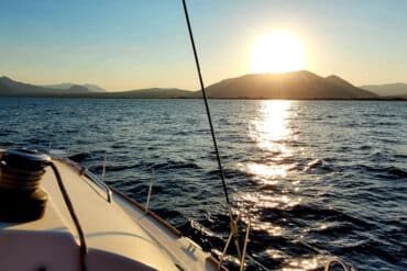 Katamaran-Tour bei Sonnenuntergang vor der Küste Sardiniens