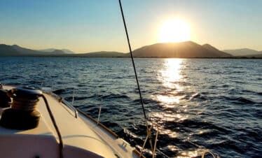 Katamaran-Tour bei Sonnenuntergang vor der Küste Sardiniens