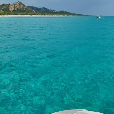 Atemberaubender Blick vom Bug des Katamarans auf das unglaublich türkisfarbene Wasser vor der Küste von La Caletta.